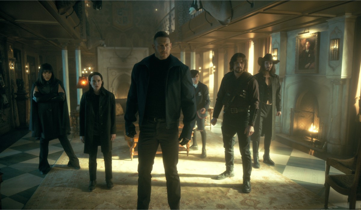 Da sinistra: Emmy Raver-Lampman (Allison Hargreeves), Elliot Page, Tom Hopper (Luther Hargreeves), Aidan Gallagher (Number Five), David Castañeda (Diego Hargreeves), Robert Sheehan (Klaus Hargreeves) nel primo episodio della terza stagione di “The Umbrella Academy”. Credits: Courtesy of Netflix © 2022.