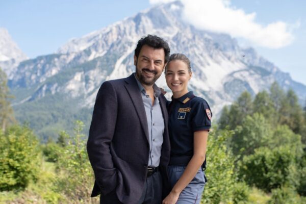 Da sinistra: Enrico Ianniello (Vincenzo Nappi) e Giusy Buscemi (Manuela Nappi) in un posato per 