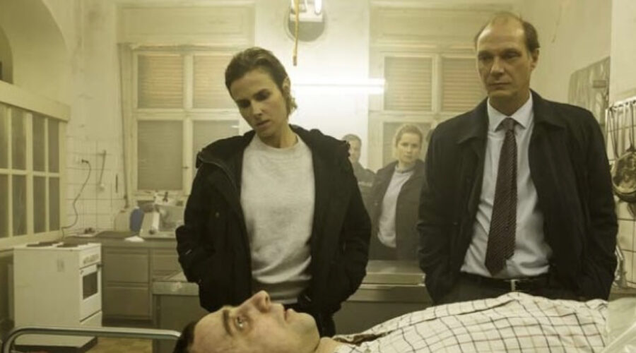 Una Scena Di Modern Murder - Due Detective A Dresda Credits Giallo