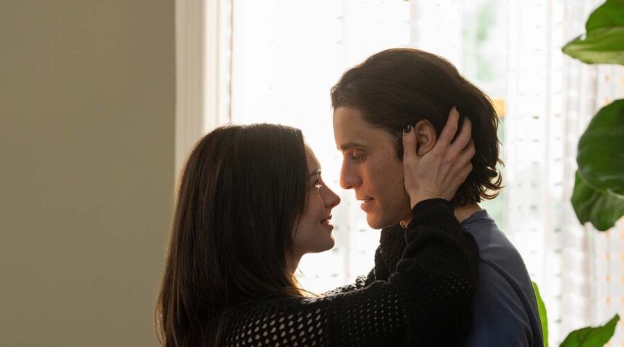 Anne Hathaway e Jared Leto nella miniserie “WeCrashed”. Credits: Apple TV+.