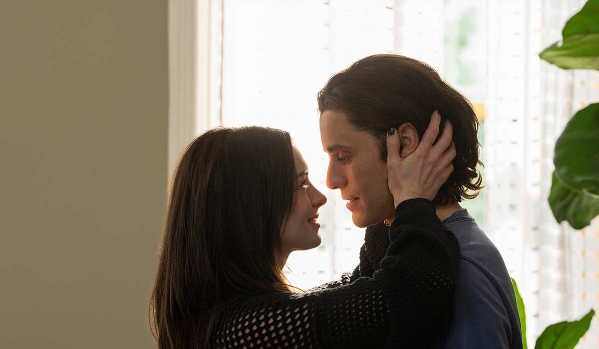 Anne Hathaway e Jared Leto nella miniserie “WeCrashed”. Credits: Apple TV+.
