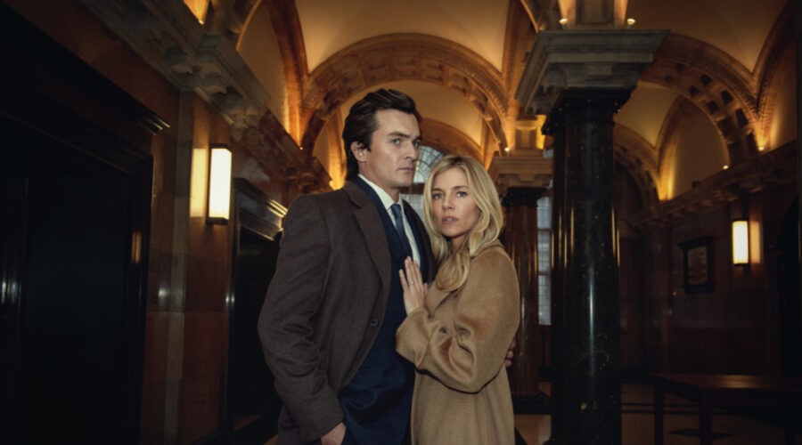 Da sinistra: Rupert Friend e Sienna Miller in “Anatomia di uno scandalo”. Credits: Netflix/Ana Cristina Blumenkron.
