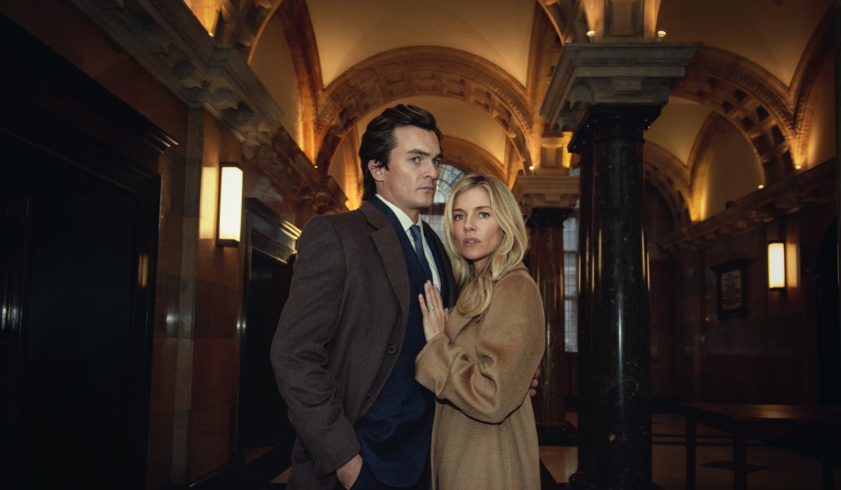 Da sinistra: Rupert Friend e Sienna Miller in “Anatomia di uno scandalo”. Credits: Netflix/Ana Cristina Blumenkron.