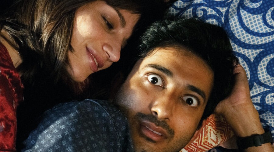 Da sinistra: Carlotta Antonelli e Phaim Bhuiyan in una scena di “Bangla - La Serie”. Credits: RaiPlay/Fandango.