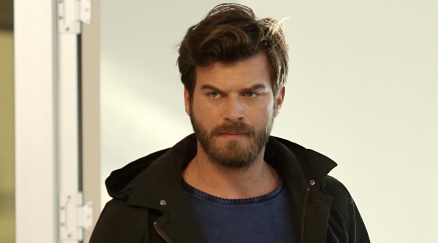 Kivanç Tatlitug (Cesur Alemdaroglu Karahasanoglu) in una scena di 