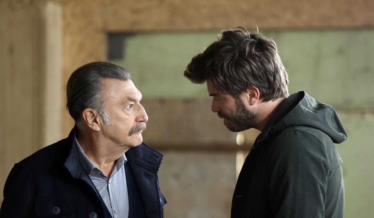 Da sinistra: Tamer Levent (Tahsin Korludag) e Kivanç Tatlitug (Cesur Alemdaroglu Karahasanoglu) in una scena di 