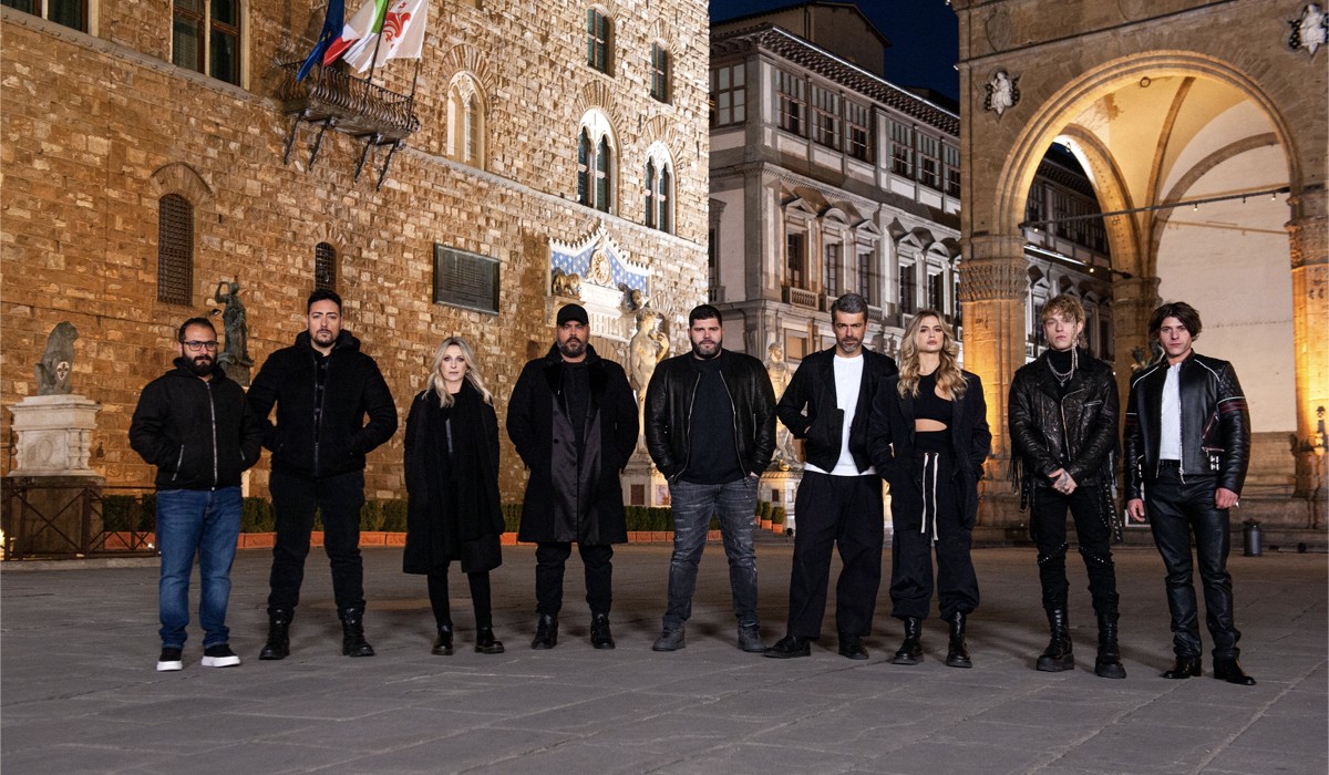 Da sinistra: Fabio Balsamo, Ciro Priello, Katia Follesa, Marco D’Amore, Salvatore Esposito, Luca Argentero e Cristina Marino, Irama e Rkomi, i concorrenti di “Celebrity Hunted 3”. Credits: Amazon Studios/Endemol Shine.