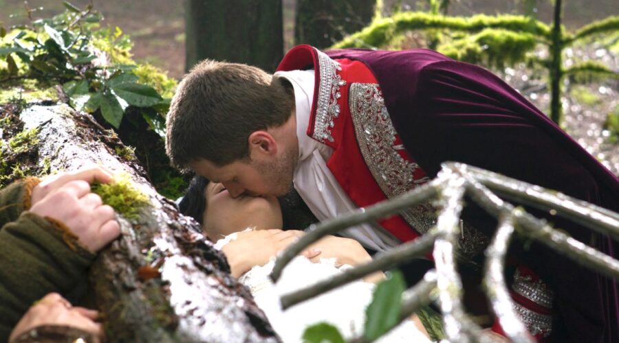 c'era una volta once upon a time biancaneve principe azzurro bacio ginnifer goodwin josh dallas credits disney plus