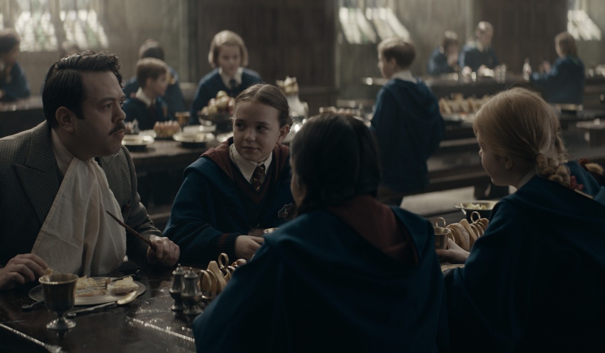 Dan Fogler (Jacob) con alcuni studenti di Hogwarts in una scena di 
