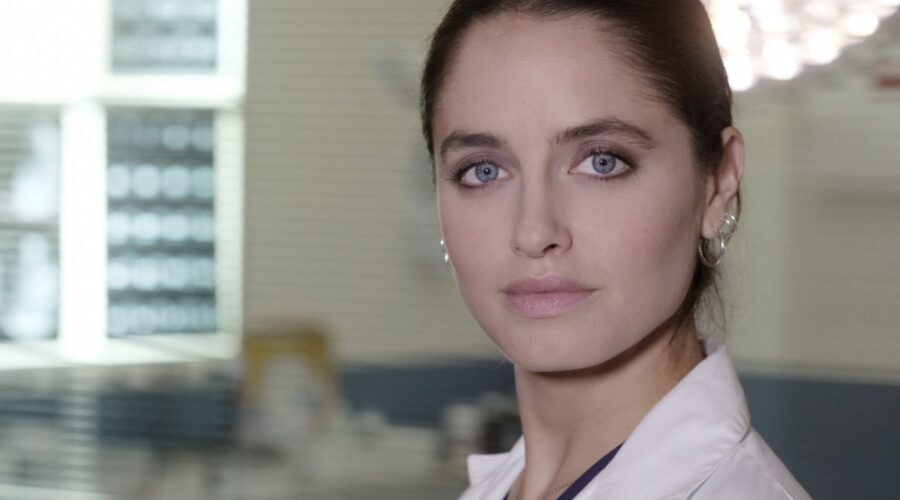 Matilde Gioli (Giulia Giordano) in un posato per 