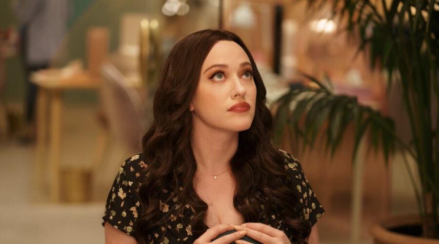 Kat Dennings in una scena della seconda stagione di “Dollface”. Credits: Disney Plus.