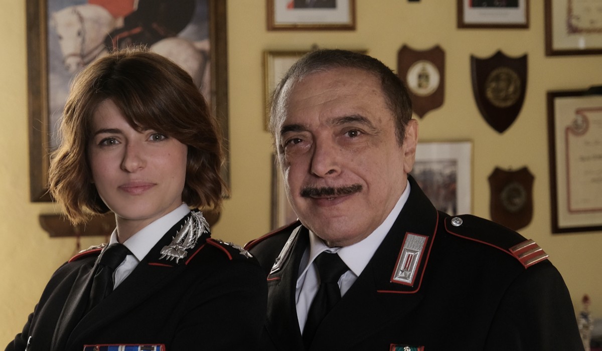 Da sinistra: Maria Chiara Giannetta (Anna Olivieri) e Nino Frassica (Maresciallo Cecchini) in un posato per “Don Matteo 13”. Credits: Rai