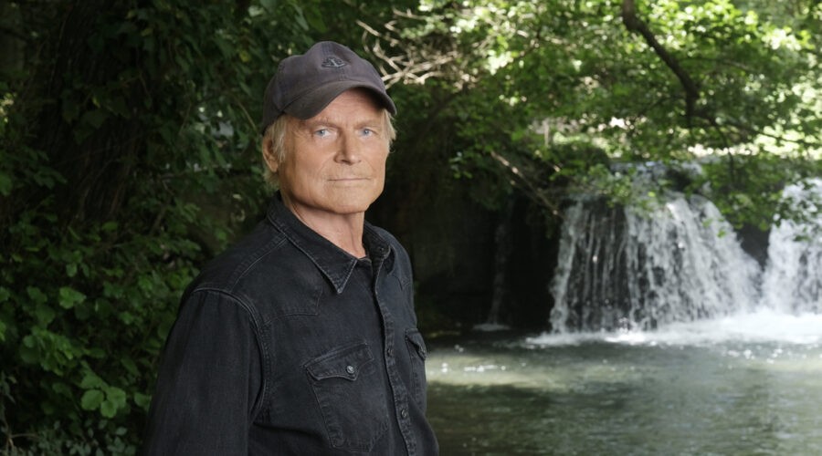 Terence Hill (Don Matteo) in un posato per