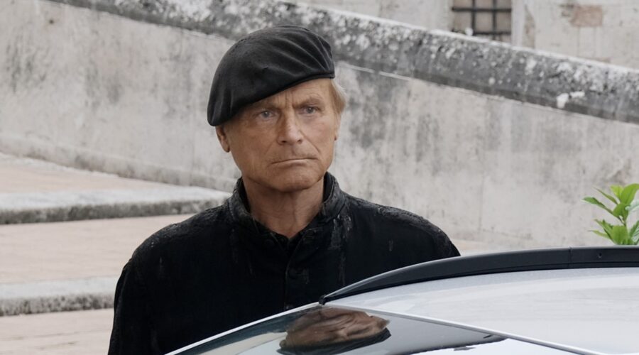 Terence Hill (Don Matteo) in una scena di 