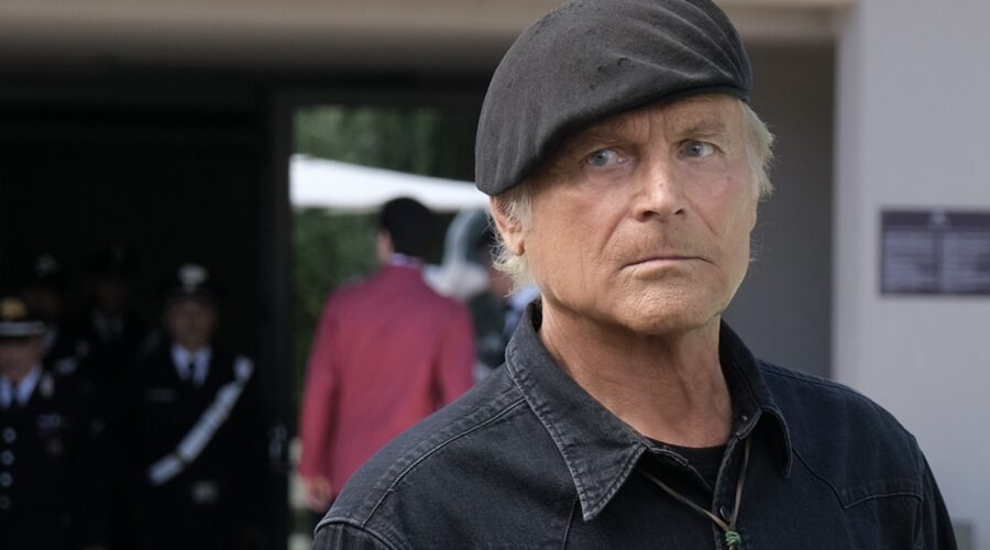 Terence Hill (Don Matteo) in una scena di