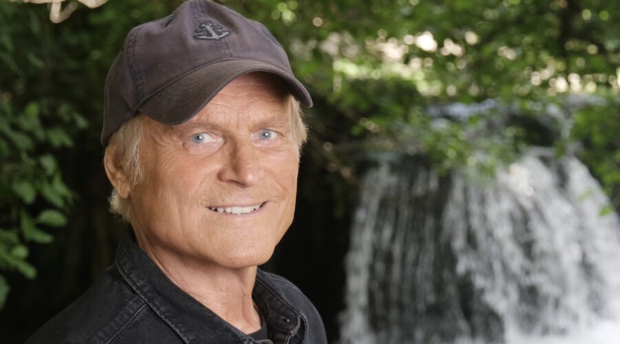 Terence Hill (Don Matteo) in un posato per