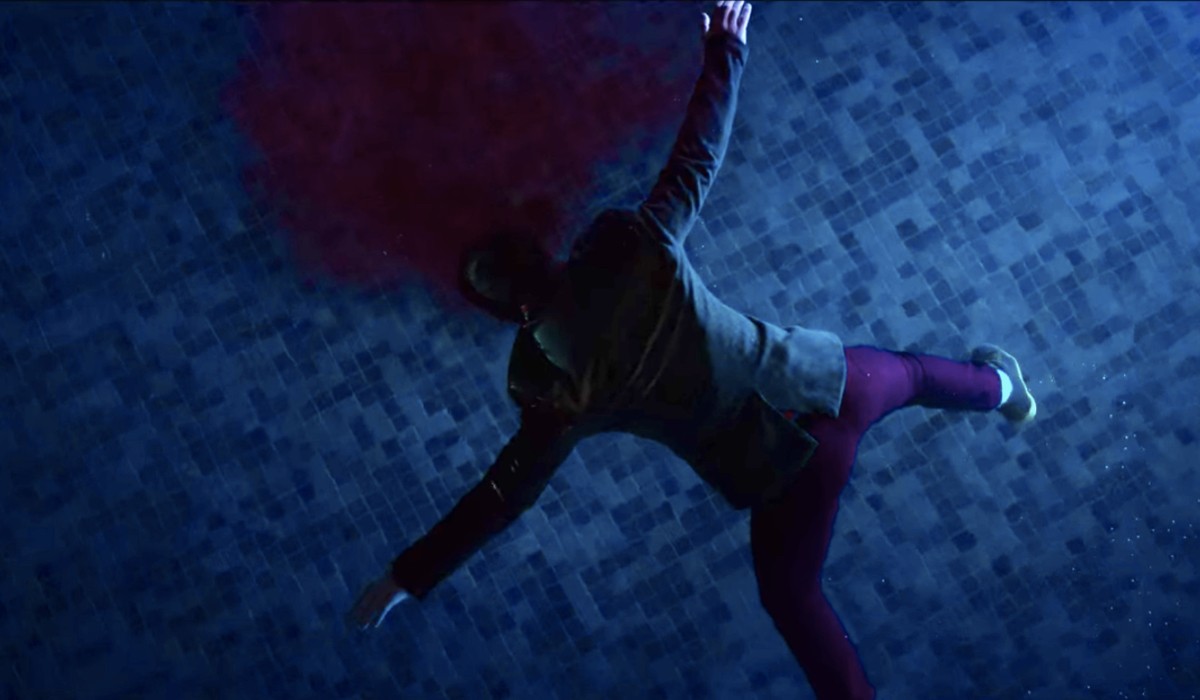 Un corpo galleggia nella piscina: questo è il mistero centrale della quinta stagione di “Élite”. Credits: cattura schermo/Netflix.