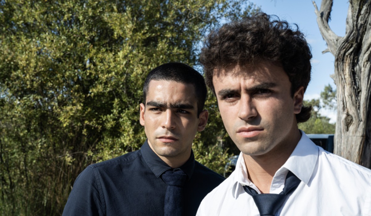 “Élite”: Omar (Omar Ayuso), Samuel (Itzán Escamilla). Credits: Matías Uris/Netflix © 2021.