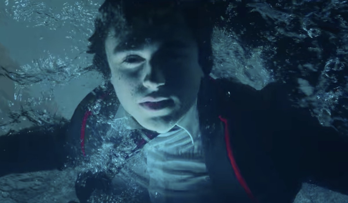Samu cade nella piscina della casa di Benjamin nell'ultimo episodio di “Élite 5”. Credits: Cattura Schermo/Netflix.