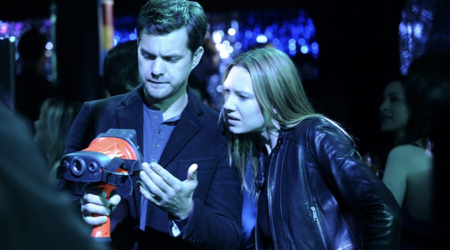 Da sinistra: Joshua Jackson e Anna Torv in una scena di “Fringe”. Credits: Sky.