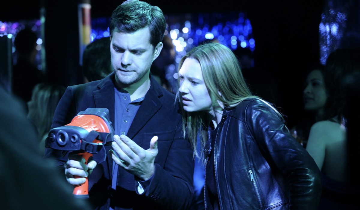 Da sinistra: Joshua Jackson e Anna Torv in una scena di “Fringe”. Credits: Sky.