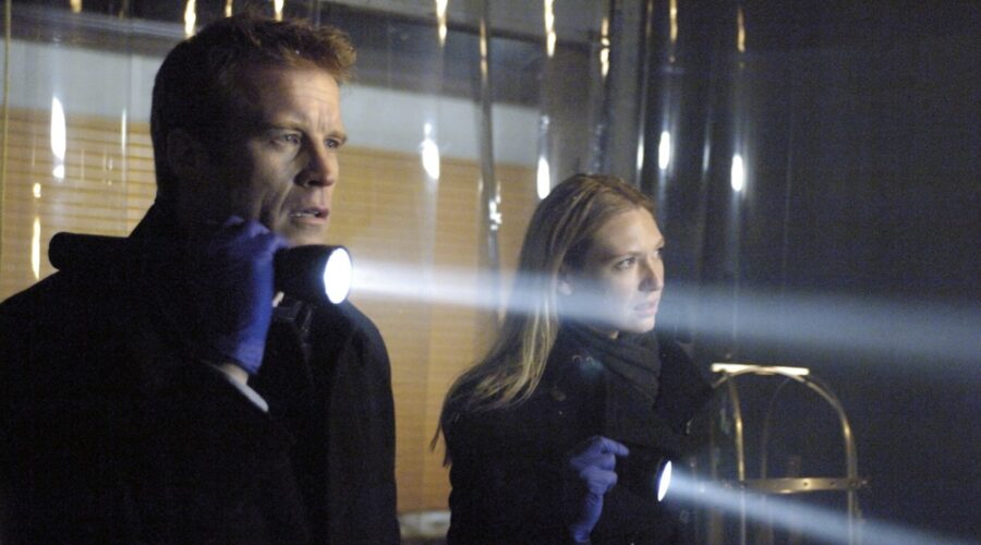 Da sinistra: Mark Valley e Anna Torv in una scena di “Fringe”. Credits: Sky.
