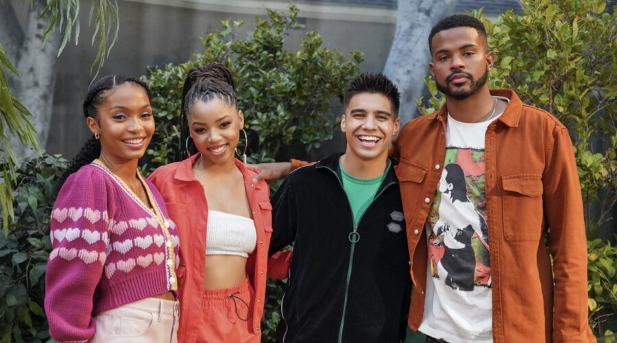 Da sinistra: Yara Shahidi (Zoey), Chloe Bailey (Jazz), Jordan Buhat (Vivek) e Trevor Jackson (Aaron), in una scena di “grown-ish”. Credits: Disney+.