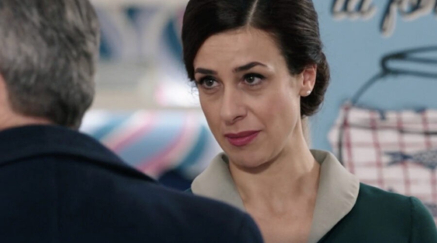 Lara Komar (Gloria Moreau) in una scena della puntata 139 de 