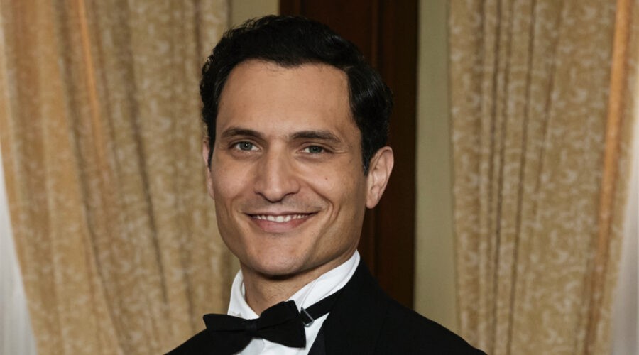 Alessandro Tersigni (Vittorio Conti) in un posato per 