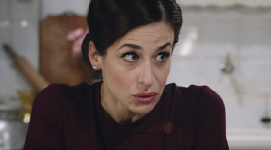 Lara Komar (Gloria Moreau) in una scena della puntata 159 de 