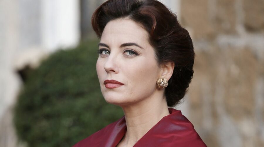 Vanessa Gravina (Adelaide Di Sant'Erasmo) in un posato per 