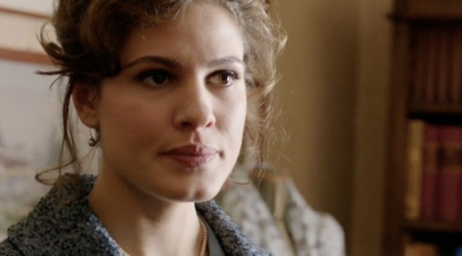 Giulia Vecchio (Anna Imbriani) in una scena della puntata 1 de 