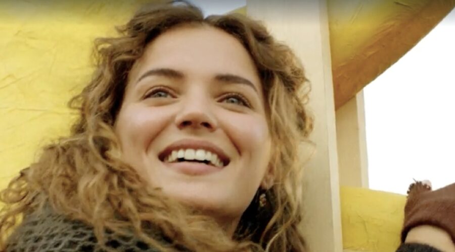 Giusy Buscemi (Teresa Iorio) in una scena della puntata 1 de 