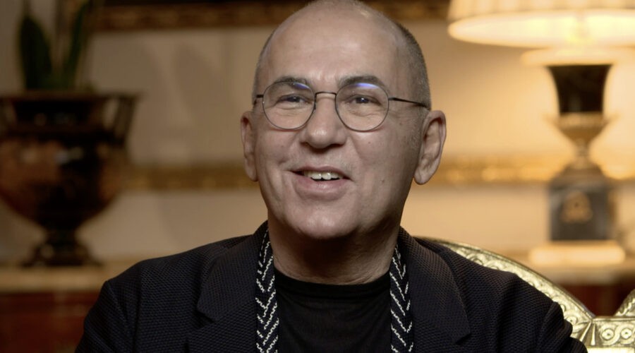 Ferzan Özpetek nell'intervista de “Le Fate Ignoranti - La Serie”. Credits: Cattura schermo/Tvserial.it.