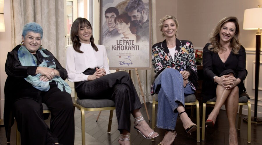 Da sinistra: Serra Yilmaz, Ambra Angiolini, Anna Ferzetti e Carla Signoris nell'intervista de “Le Fate Ignoranti - La Serie”. Credits: Cattura schermo/Tvserial.it.