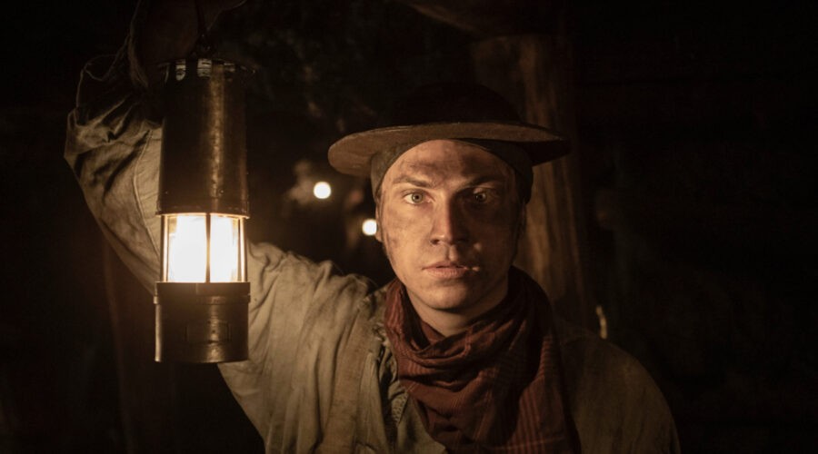 Louis Peres (Étienne Lantier) in una scena di 