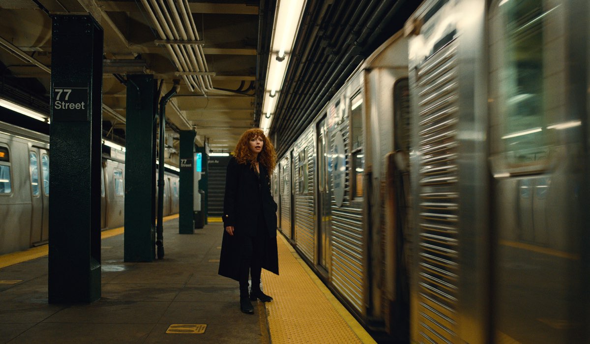 Natasha Lyonne Interpreta Nadia in una scena di 