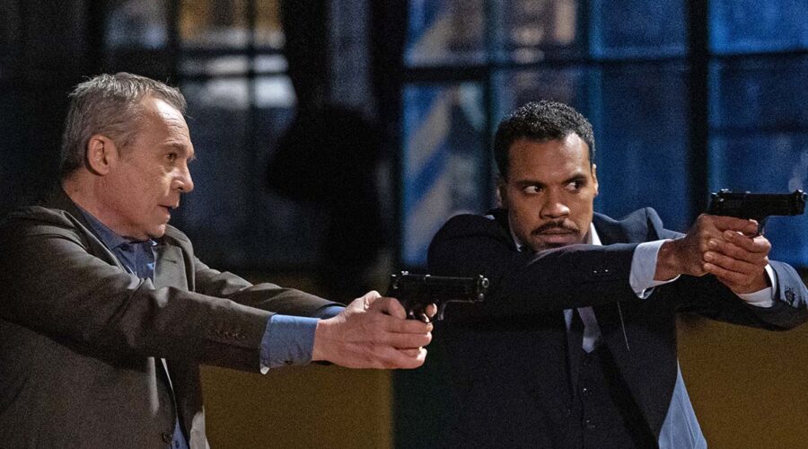 Da sinistra a destra: Claudio Amendola e Miguel Gobbo Diaz in una scena di 