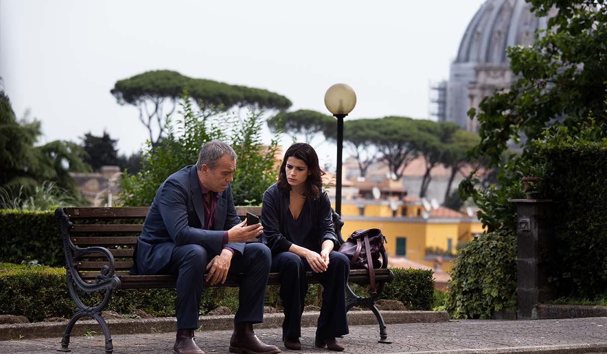 Da sinistra a destra: Claudio Amendola e Rosa Diletta Rossi in una scena di
