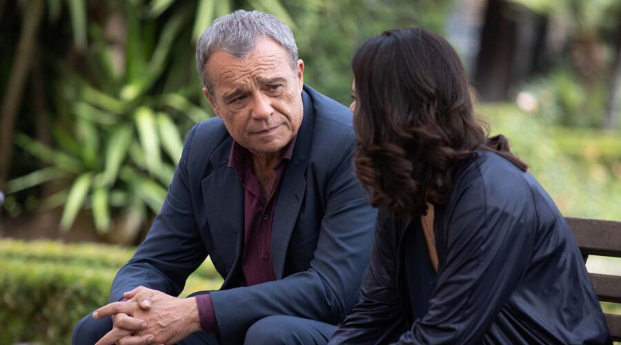 Da sinistra a destra: Claudio Amendola e Rosa Diletta Rossi in una scena della serie TV