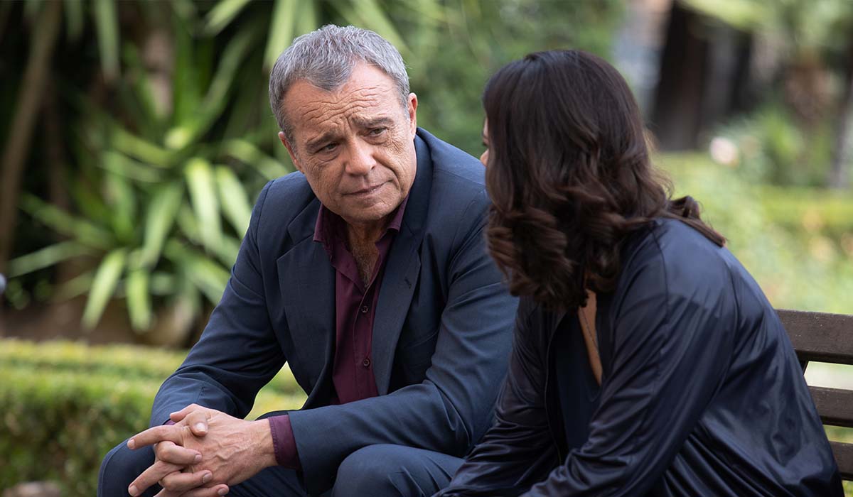 Da sinistra a destra: Claudio Amendola e Rosa Diletta Rossi in una scena della serie TV