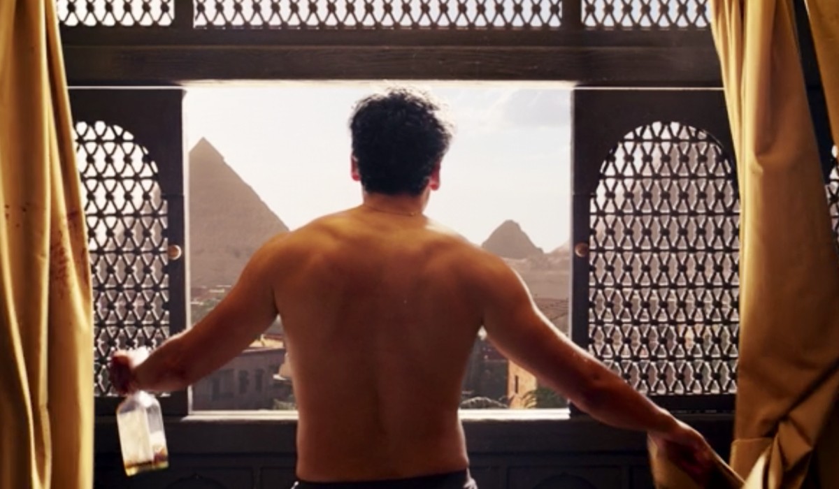 Oscar Isaac di spalle In Egitto in 