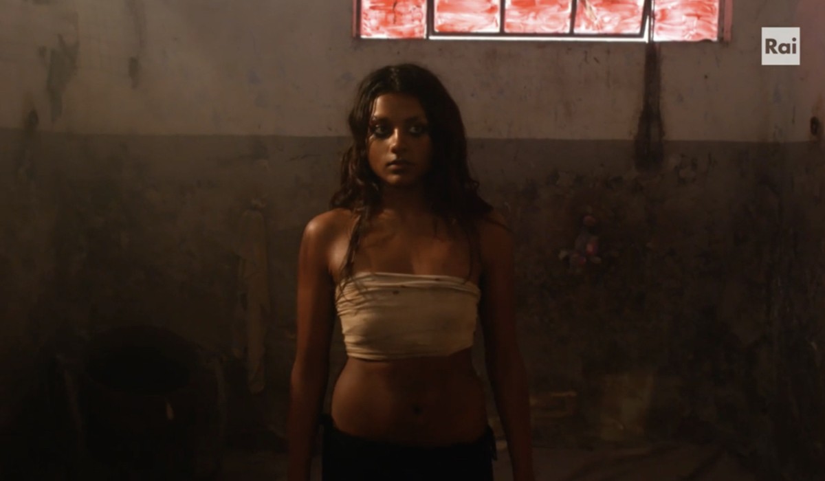 Simone Ashley interpreta Veena nel primo episodio de “L'ispettore Coliandro - Il Ritorno 2”. Credits: Cattura schermo/Rai.