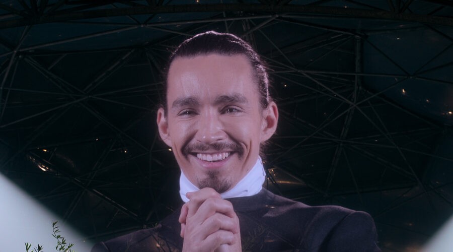 Robert Sheehan in una scena della serie TV