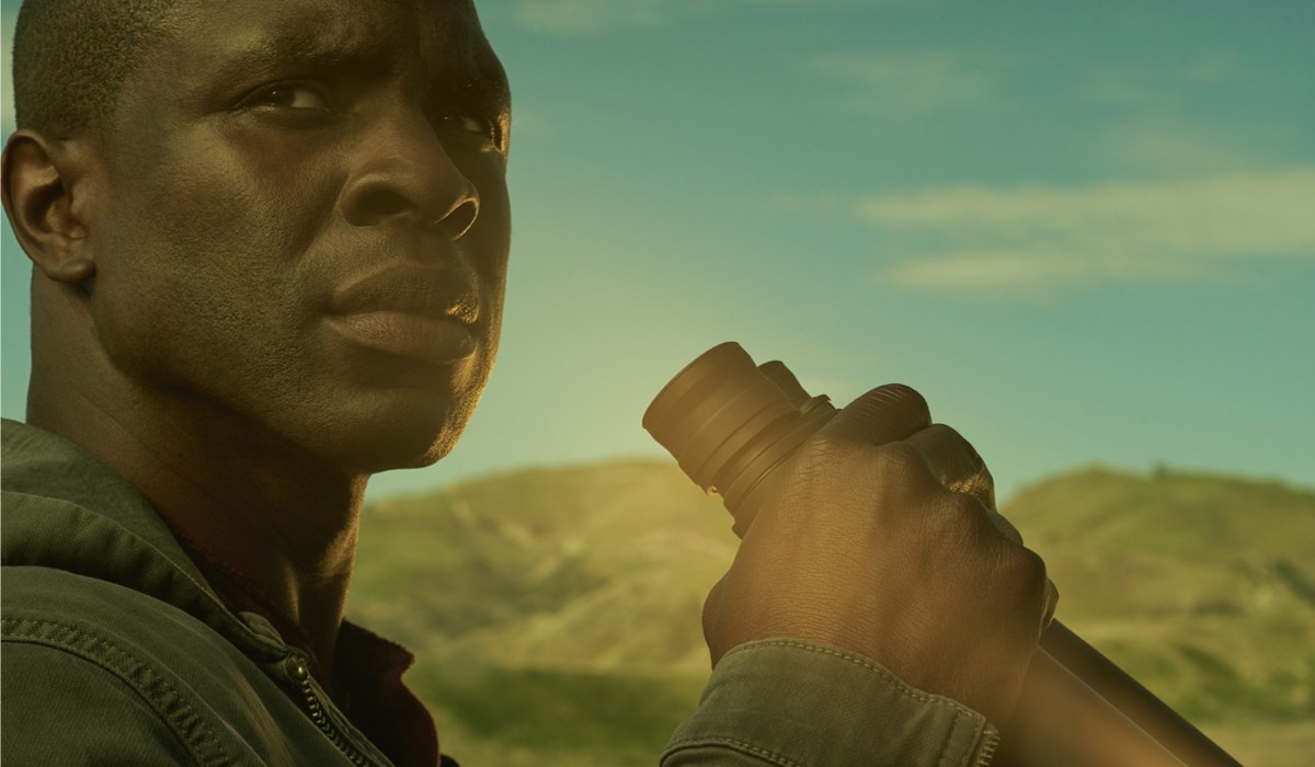 Gbenga Akinnagbe è Julian Carson in “The Old Man”. Credits: Kurt Iswarienko/FX.
