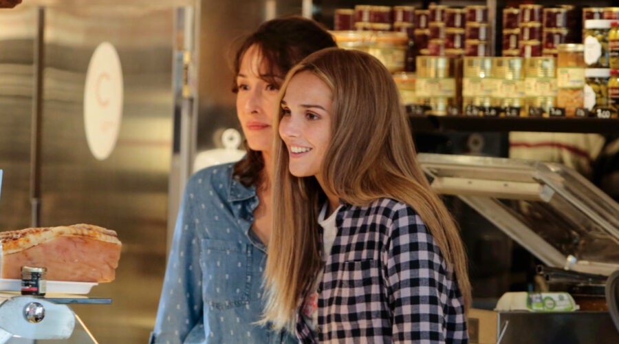 Da sinistra: Annelise Hesme (Sophie Barreyre) e Camille Lou (Audrey Barreyre) in una scena di