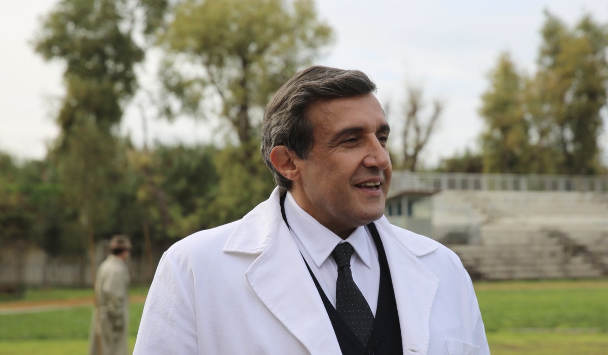 Flavio Insinna (Antonio Maglio) in una scena del film tv 