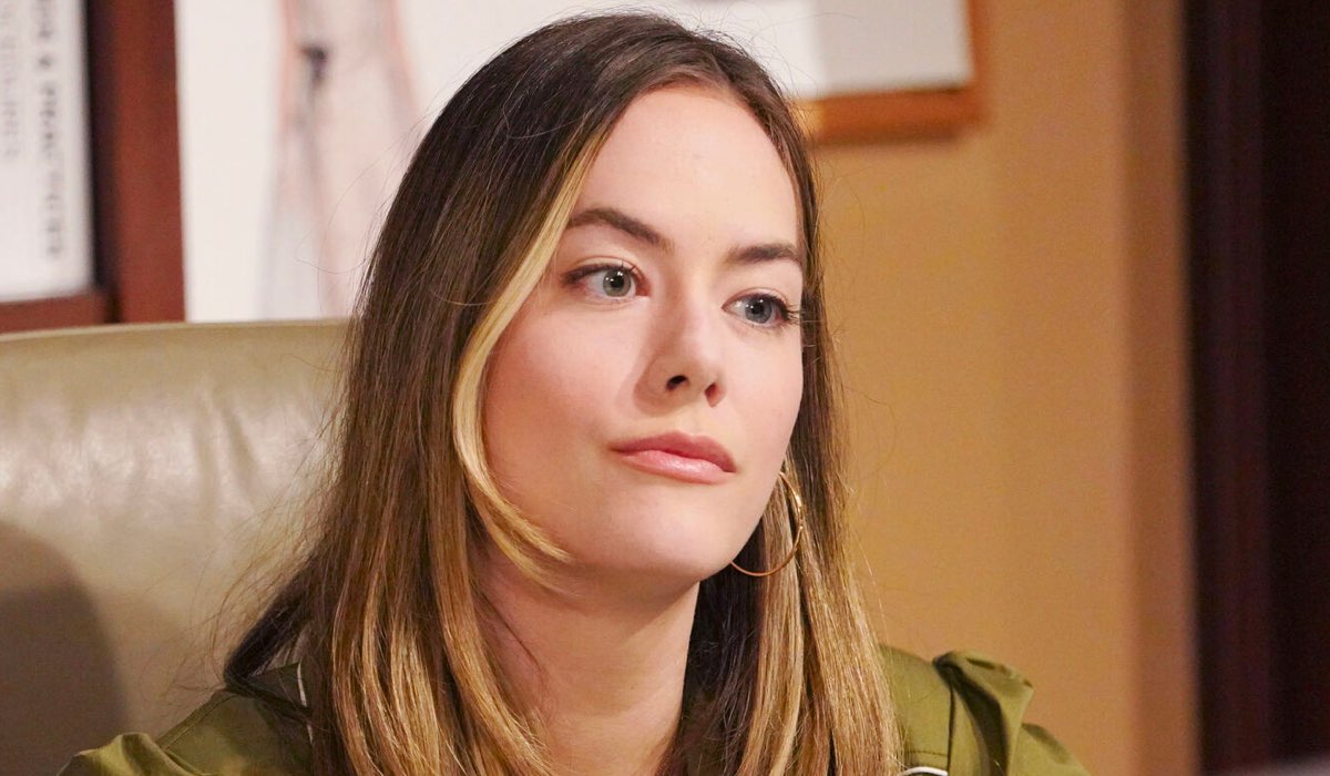 Annika Noelle Interpreta Hope Logan In