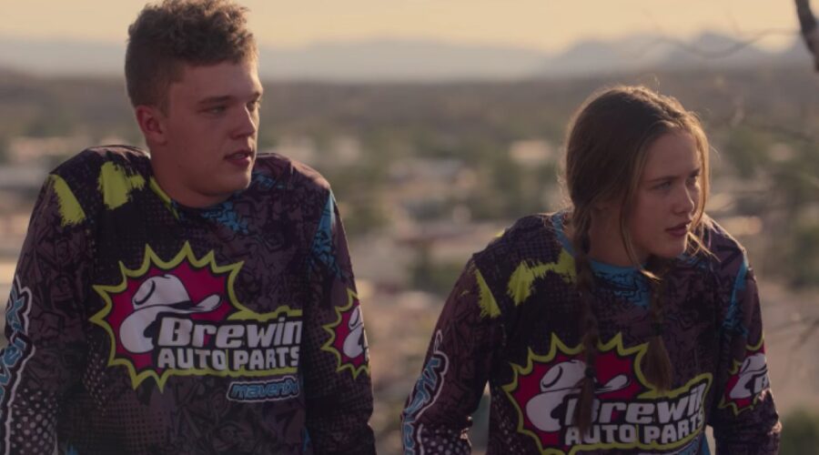 Bear (Sam Winspear-schillings) E Angelique (Charlotte Maggi) In Una Scena Di 