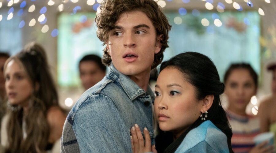 Da sinistra: Jami Alix nel ruolo di Lea, Mason Versaw nel ruolo di Jake C, Lana Condor nel ruolo di Erika nell'episodio 104 di “Boo, Bitch”. Credits: Erik Voake/Netflix © 2022.